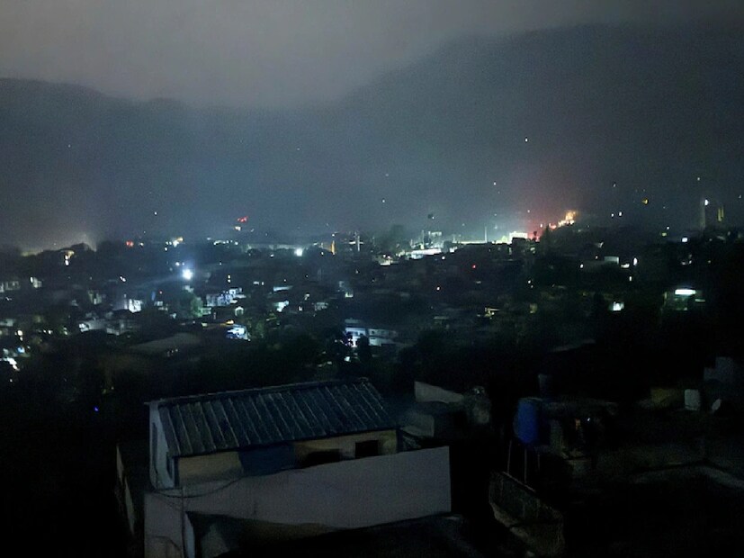 পুরুলিয়া : কাশ্মীরের পহেলগাঁওতে জঙ্গি হানায় প্রাণ হারিয়েছিলেন ২৬ জন পর্যটক। ‌তার মধ্যে একজন ঝালদার ভূমিপুত্র তথা আইবি অফিসার মণীশ রঞ্জন মিশ্র। চার দিকে শুধু স্বজন হারানোর বেদনায় অশ্রুজল বইতে দেখা গিয়েছিল সেদিন। ‌এবার কাশ্মীরের পহেলগাঁওয়ে জঙ্গি হামলার যোগ্য জবাব দিল ভারত।