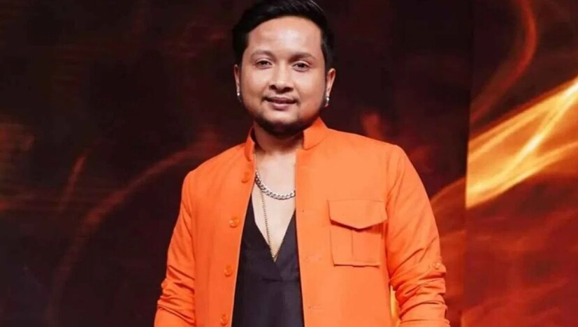 রিপোর্ট অনুযায়ী, গুজরাতের আহমেদাবাদের রাস্তায় ভোররাত ২ টো নাগাদ ঘটেছে এই দুর্ঘটনা ঘটেছিল। ভেঙেচুরে গিয়েছিল গায়কের গাড়িও। 
