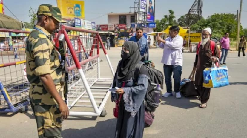 পহেলগাঁওকাণ্ডের পর ভারত পাকিস্তানের উপর বেশ কয়েকটি নিষেধাজ্ঞা জারি করেছে৷ ওয়াঘা সীমান্ত সম্পূর্ণরূপে বন্ধ করে দেওয়ায় পাকিস্তান তার নাগরিকদের আটারি-ওয়াঘা ক্রসিংয়ে আটকে রেখেছে। পাকিস্তানিদের স্বস্তির জন্য, ভারত সরকার পাকিস্তানি নাগরিকদের যথাযথ কাগজপত্র সহ ভারত ছাড়ার সময়সীমা বাড়িয়েছিল, তবে, পাকিস্তান সরকার আজ দুই দেশের মধ্যে আটারি-ওয়াঘা সীমান্ত ক্রসিং পয়েন্ট সম্পূর্ণরূপে বন্ধ করে দিয়েছে। এতে খুবই সমস্যা তৈরি হয়েছে সীমান্তে৷ 