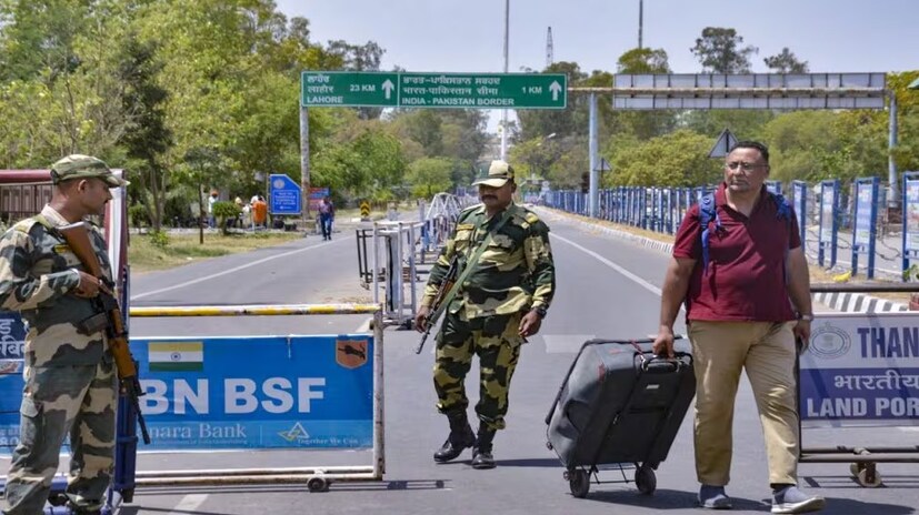 ৩০ এপ্রিল থেকে সীমান্ত বন্ধের ঘোষণা করছিল ভারত, তবে পরবর্তী নির্দেশ না দেওয়া পর্যন্ত পাকিস্তানি নাগরিকদের ফিরে আসার অনুমতি ছিল। সংবাদ সংস্থা পিটিআইকে জানিয়েছে যে সূত্রের খবর সীমান্ত বন্ধ থাকায়, বৃহস্পতিবার উভয় দেশের কেউই সীমান্ত পার করতে পারেননি৷ পাকিস্তানে বিবাহিত দুই ভারতীয় বোন সীমান্ত অতিক্রম করার চেষ্টা করেছিলেন, কিন্তু ওয়াঘা সীমান্ত বন্ধ থাকার কারণে তাদের পাকিস্তানে প্রবেশ করতে দেওয়া হয়নি।