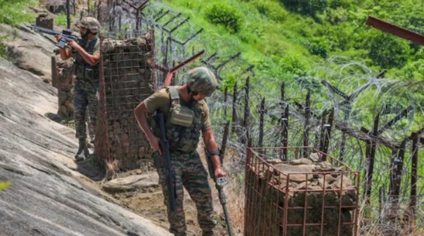 ভারতীয় সেনাবাহিনী পাকিস্তানে প্রবেশ করে পঞ্জাব প্রদেশ এবং পাক অধিকৃত কাশ্মীরে বিমান হামলা চালানোর পর, পাকিস্তানের রাডারের ভূমিকা নিয়ে আবারও প্রশ্ন উঠছে। পাকিস্তানের চিনা বিমান প্রতিরক্ষা রাডার আবারও ব্যর্থ হয়েছে বলে খবর। চিনা রাডার ভারতীয় আক্রমণের কোনও খবরও পায়নি। এর আগে, যখন ব্রহ্মোস মিসাইল হামলা হয়, তখনও পাকিস্তানি রাডার এটি সনাক্ত করতে পারেনি। বালাকোট বিমান হামলার সময়ও পাকিস্তানি রাডার কোনও তথ্য পায়নি।