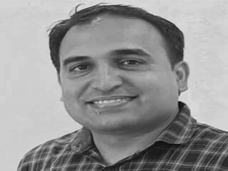 চিকিৎসাকর্মী সুরেন্দ্র কুমার। ছবি: সংগৃহীত। চিকিৎসাকর্মী সুরেন্দ্র কুমার। ছবি: সংগৃহীত।