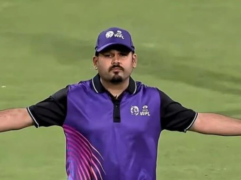খেলাকে ভালবাসার কারণে ক্রিকেট ছাড়লেও আম্পায়ার হওয়ার চেষ্টা চালিয়ে গিয়েছেন। ২০১৫ সালে বিসিসিআই আম্পায়ারের স্বীকৃতি পান পরাশর। রঞ্জি ট্রফি, ডব্লুউপিএলের পর এবার আইপিএলে আম্পায়ারিং করছেন পরাশর।