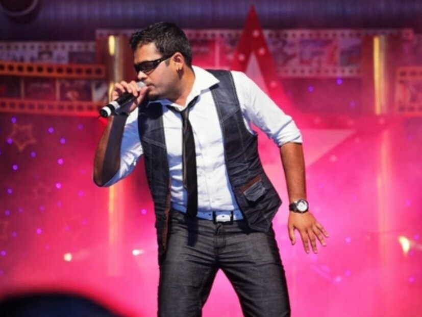 কিন্তু গানের পাশাপাশি ক্রিকেটও ছিল তার খুব পছন্দের। চিনের অন্ধ ভক্ত পরাশর নিজেও পুণেতে ক্লাব ক্রিকেট খেলেছেন। পড়াশোনাতে খুবই ভা পরাশর। কম্পিউটার ইঞ্জিনিয়ারিং পাশ করেছেন তিনি। তব সবকিছু ছেড়ে আম্পায়ারিংকে বেছে নিয়েছেন পেশা হিসেবে।
