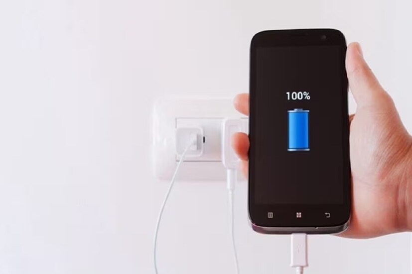 Battery Saver Mode অন করে রাখার জন্য প্রথমে ফোনের সেটিংসে যেতে হবে। এরপর Battery অথবা Power অপশনে ক্লিক করতে হবে। এবার ব্যবহারকারী দেখতে পাবেন Battery Saver অপশন। এরপর সেটি অন করে দিতে হবে। আর অন করার পরেই ব্যবহারকারীর ফোন কিছু ফাংশনকে সীমিত করে দেবে। এর মধ্যে অন্যতম হল, ব্যাকগ্রাউন্ড অ্যাপ ক্লোজ করা, স্ক্রিন ব্রাইটনেস কমিয়ে দেওয়া এবং কিছু নোটিফিকেশন ব্লক করে দেওয়া। এতে ব্যাটারির খরচ কমবে এবং ফোনের ব্যাটারি প্রায় ২ দিন পর্যন্ত থেকে যাবে।  