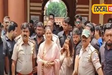 নতুন ছবি 'মা' মুক্তির আগে দক্ষিণেশ্বরের মন্দিরে বলিউড অভিনেত্রী কাজল