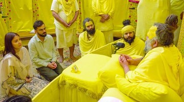 প্রেমানন্দজি মহারাজের গুরুমন্ত্রে এ কী হল বিরাট-অনুষ্কার?করজোড়ে-করুণ মুখে তারকা দম্পতি প্রেমানন্দজি মহারাজের গুরুমন্ত্রে এ কী হল বিরাট-অনুষ্কার?করজোড়ে-করুণ মুখে তারকা দম্পতি
