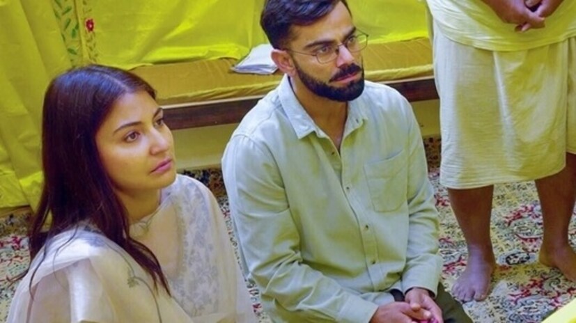 এর আগেও বিরাট-অনুষ্কা গিয়েছিলেন প্রেমানন্দজি মহারাজের কাছে৷ এবার তাঁরা দ্বিতীয়বার গেলেন সেই আশ্রমে৷ সেখানেই দেখা গেল অনুষ্কার করুণ মুখ, বিরাট ছিলেন করজোড়ে৷ অতি সাধারণ বেশে ছিলেন দু’জনে৷ 