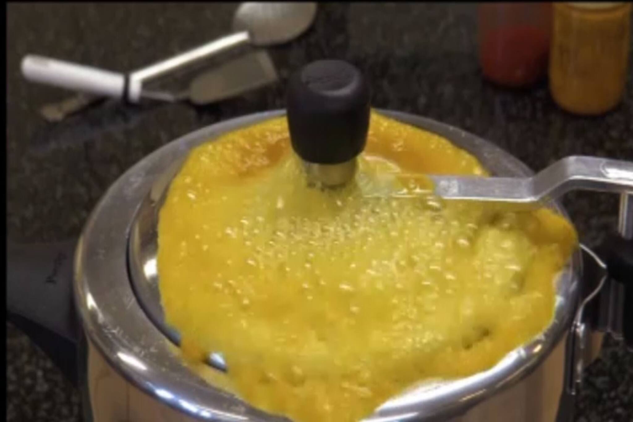 প্রেশার কুকারের 'সিটি'-র সঙ্গে বেরিয়ে আসছে ডাল-জল? এই ছোট্ট  ট্রিকস-এ মুশকিল আসান