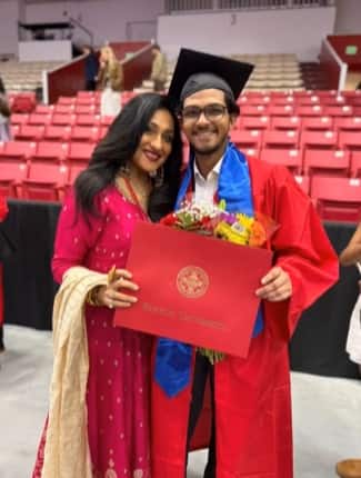  গ্র্যাজুয়েট হলেন ঋতুপর্ণা ও সঞ্জয়ের বড় সন্তান অঙ্কন৷