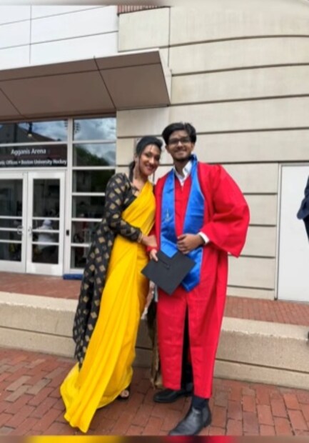 গ্রাজুয়েশন হ্যাট ও লাল জ্য়াকেটে পরে সার্টিফিকেট হাতে ছিলেন অঙ্কন। একপাশে ছিলেন ঋতুপর্ণা। ছিল তাঁর মেয়ে ও বরও।
