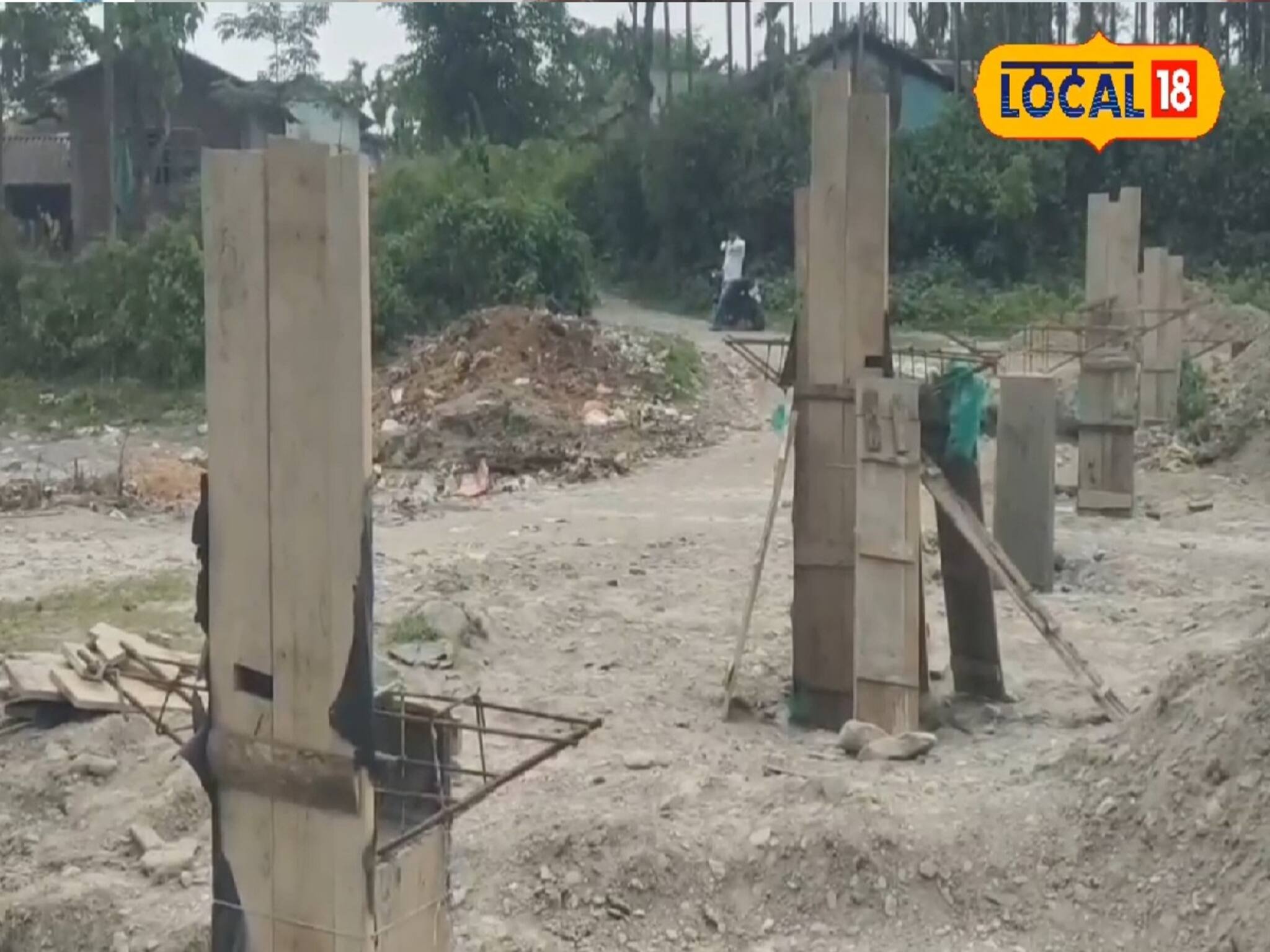 প্রশাসনের ১৮ মাসে বছর! চাতকের মত না চেয়ে নিজেরাই সেতু তৈরি করে নিচ্ছেন এই এলাকার বাসিন্দার