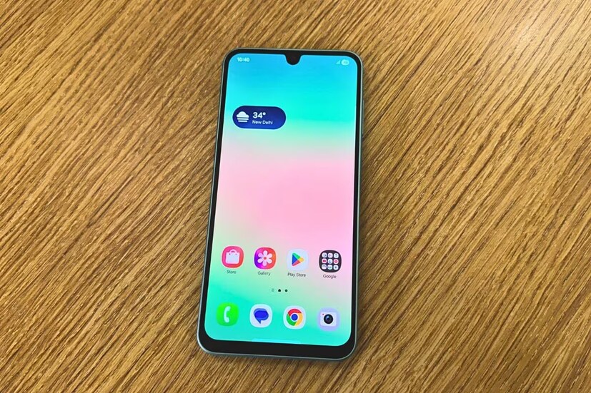 IP67 রেটিংয়ের সঙ্গে এটিকে টেকসই করে তুলেছে Samsung। তবে পুলের ভিতর রাখা না গেলেও জলের ঝাপটা সহ্য করার ক্ষমতা রয়েছে এটির। ক্যাপসুল আকৃতির ক্যামেরা মডিউল রয়েছে এতে। আর এই ফোনে পিচ এবং মিন্ট কালার অপশন পেয়ে যাবেন গ্রাহকরা।  