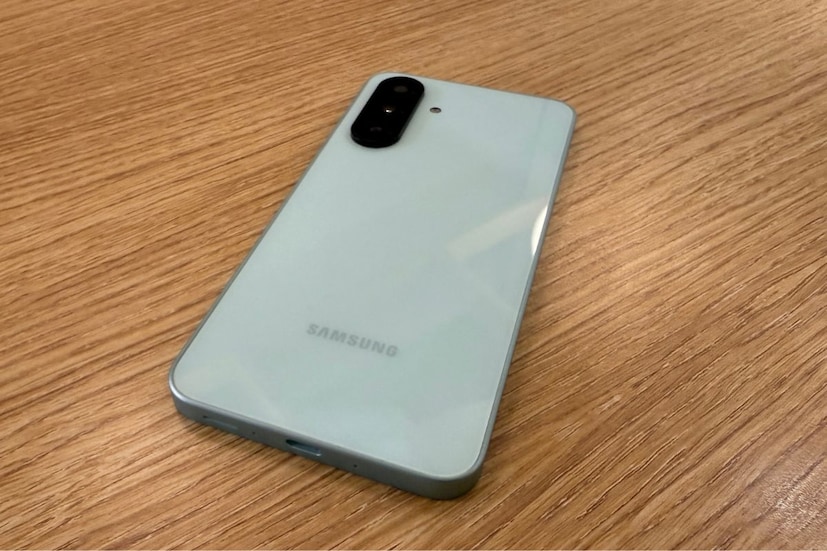 প্রাথমিক AMOLED-এর ব্যবহার: দীর্ঘদিন ধরেই AMOLED এবং Samsung যেন হাত মিলিয়ে রেখেছে। Galaxy A26 5G-র ক্ষেত্রেও এর ব্যতিক্রম হয়নি। এই ফোনে থাকা ৬.৭ ইঞ্চি প্যানেল বেশ উজ্জ্বল। কনট্রাস্ট তেমন বেশি নয়। ভাইব্র্যান্স রয়েছে। তবে এই দামে গ্রাহকরা পাঞ্চ হোল-কাট পেতে পারতেন। স্ক্রিনে রয়েছে ১২০ হার্ৎজ রিফ্রেশ রেট এবং Corning Gorilla Glass Victus Plus ভার্সন। যা রোজকার ব্যবহারের জন্য উপযুক্ত।  