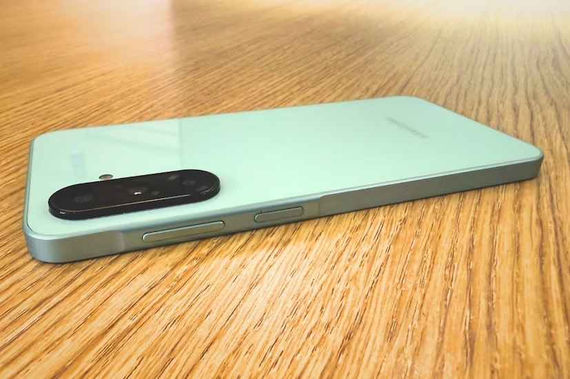 সেলফির জন্য: Galaxy A26 5G-তে রয়েছে ট্রিপল ক্যামেরা সেট-আপ। কিন্তু বেশিরভাগ কাজই করে দেবে প্রাইমারি ৫০ মেগাপিক্সেল শ্যুটার। যা দিনের আলোয় দারুণ ছবি তোলে। কিন্তু রাতে কম আলোয় গড়পরতা ছবি তুলবে। এর পাশাপাশি রয়েছে ১৩ মেগাপিক্সেলের সেলফি ক্যামেরা।  