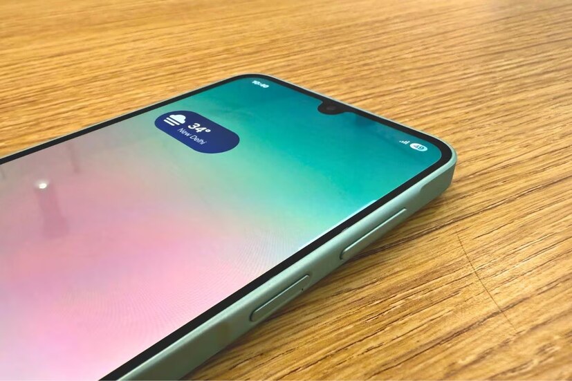 Samsung-এর ক্লাসিক ডিজাইন: Samsung এমনিতে ডিজাইন রাখে সাধারণ ছিমছাম। Galaxy A26 5G-এর ক্ষেত্রেও তা ব্যতিক্রম নয়। এতে রয়েছে গ্লাস বডি। যা গ্লসি এবং ডেলিকেট। কিন্তু বেশ গ্লসি। যদিও এর ফ্রেমটি ফ্রেমটি প্লাস্টিকের তৈরি। এর ওজন ২০০ গ্রাম হলেও সেভাবে তা বোঝা যাবে না। এর পিছনে রয়েছে ফোনের ডিজাইনের সঠিক ভারসাম্য। 