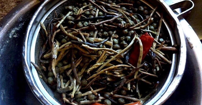 কাজুবাদাম কিংবা আমন্ডের তুলনায় কোনও অংশে কম নয় দাম: রাজস্থানের রাজ্য উদ্ভিদ খেজরিতে জন্মানো সবজি সাংরির দাম কাজুবাদাম এবং আমন্ডের তুলনায় কোনও অংশে কম নয়। বাজারে বিভিন্ন ধরনের গুণাগুণ সম্পন্ন সাংরি পাওয়া যায়। বর্তমানে প্রতি কেজি ৮০০ থেকে ১৫০০ টাকা দরে বাজারে বিকোচ্ছে এই সবজি। সাংরির দাম তার গুণমান এবং লভ্যতার ভিত্তিতে নির্ধারিত হয়। রাজস্থান ছাড়াও অন্যান্য রাজ্যেও এর চাহিদা রয়েছে তুঙ্গে। 