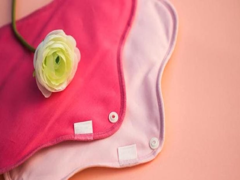 • নিয়মিত পরিবর্তন করা: ব্যাকটেরিয়ার বৃদ্ধি এবং দুর্গন্ধ রোধ করতে প্রতি ৪-৬ ঘণ্টা অন্তর প্যাড বা ট্যাম্পন পরিবর্তন করা উচিত।