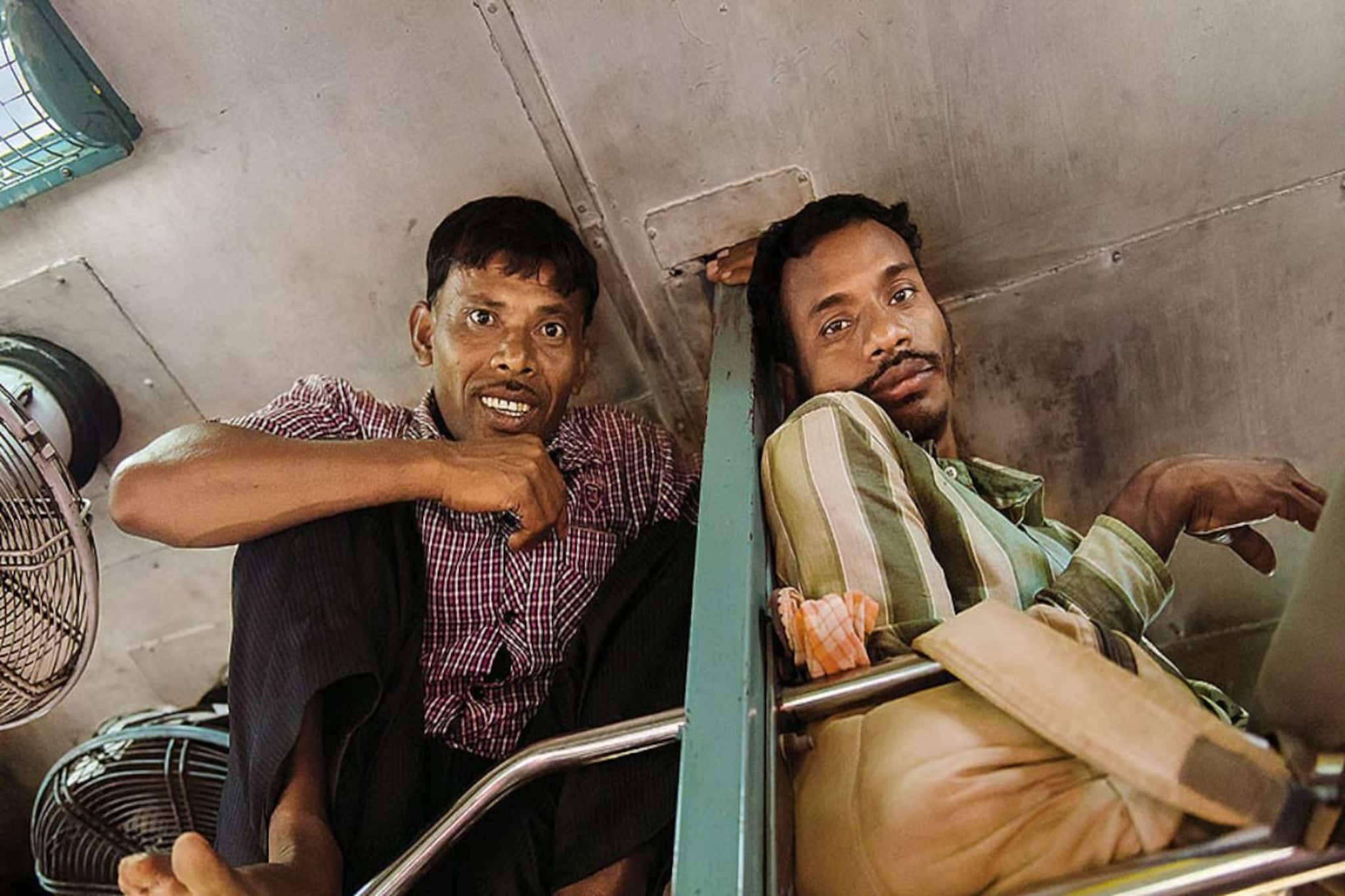 'আন্টি, আর ভুলেও যেও না'! জীবনে প্রথমবার ট্রেনের 'জেনারেল' কোচে উঠলেন মহিলা, মুহূর্তে...