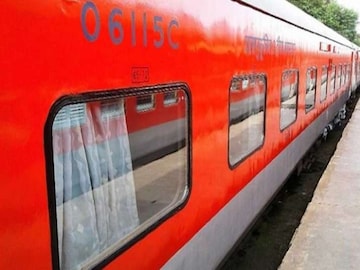 'Sleeper' ক্লাসের ভাড়ায় ট্রেনের AC 'ফার্স্ট ক্লাসে' যাত্রা করতে পারবেন...! এই নিয়ম জানেন? 'Sleeper' ক্লাসের ভাড়ায় ট্রেনের AC 'ফার্স্ট ক্লাসে' যাত্রা করতে পারবেন...! এই নিয়ম জানেন?