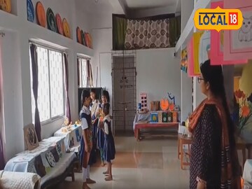 Unique Primary School: স্কুলেই ব্যাঙ্ক, স্কুলেই হাসপাতাল! রাজ্যের ইউনিক এই প্রাইমারি স্কুলে টাকা জমান পড়ুয়ারা