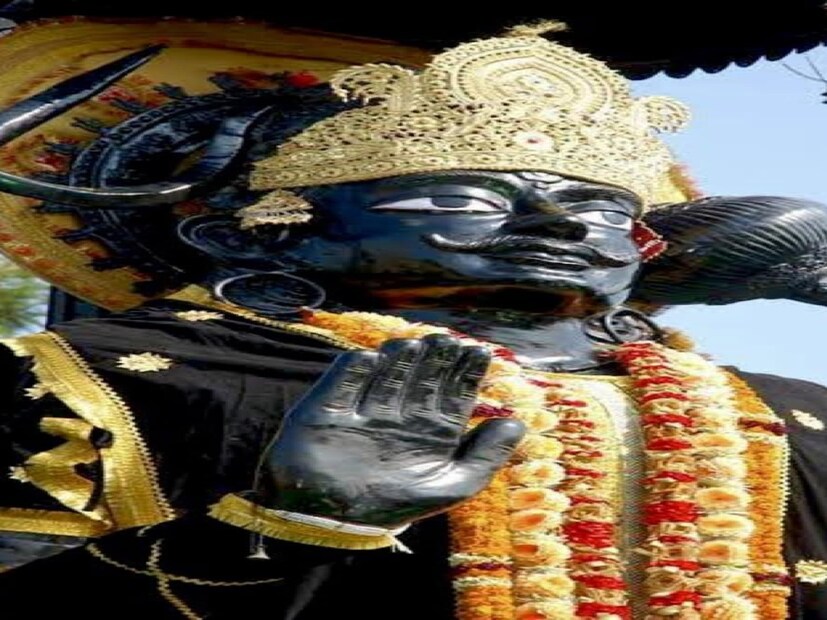 সফলতার চুড়ায় ওঠার জন্য: শাস্ত্র মতে প্রতি শনিবার &quot;ওম শাম শানিশ্চারায় নমহঃ&quot;, এই মন্ত্রটি ১০৮ বার জপ করলে জীবন পথে মাথা চাড়া দিয়ে ওঠা নানাবিধ বাঁধার পাহাড় সরে যায়। সেই সঙ্গে কর্মক্ষেত্রে চরম সফলতা লাভের সম্ভাবনাও বৃদ্ধি পায়। এখানেই শেষ নয়, এই মন্ত্রটিকে সমৃদ্ধির মন্ত্র বলা হয়। তাই তো নিয়ম করে এই মন্ত্রটি পাঠ করলে এবং শনি দেবের আরাধনা Photo- Representative