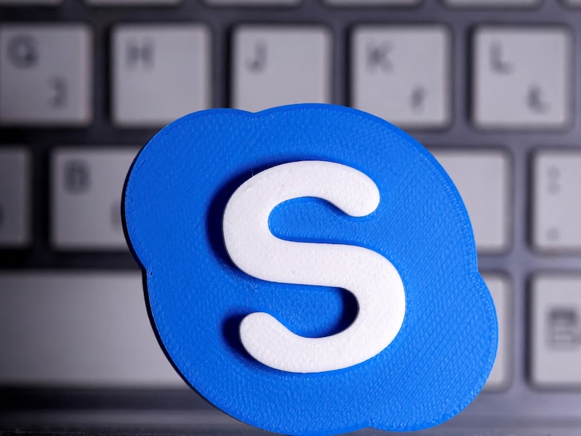 গত সোমবার অবসান ঘটল Skype-র পথ চলার। এর সঙ্গে সঙ্গে অবসান ঘটল ডিজিটাল কমিউনিকেশনের একটি যুগের। অবশেষে আনুষ্ঠানিক ভাবে গত ৫ মে ২০২৫ তারিখে Skype বন্ধ করে দিল Microsoft। এটি এমন একটি প্ল্যাটফর্ম ছিল, যা অনলাইন ভিডিও কলিংয়ের জন্য ব্যবহার করা হত। গত ফেব্রুয়ারিতেই হয়ে গিয়েছিল ঘোষণাটি। সেটাই ধীরে ধীরে Skype-র অবসানের পথ প্রশস্ত করেছিল। কারণ ব্যবহারকারীদের উদ্দেশ্যে এবার থেকে Microsoft Teams-এর উপর মনোনিবেশ করার নির্দেশ দিয়েছিল Microsoft।  