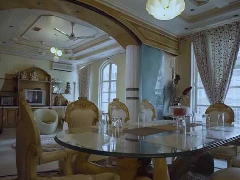 এশিয়ান পেইন্টস ইউটিউব চ্যানেল সৌরভের বাড়ির অন্দরমহল ঘুরে দেখিয়েছিল। আমরা সেখান থেকে কিছু ছবি তুলে ধরলাম। মহারাজের রাজপ্রাসাদ দেখে নিন।