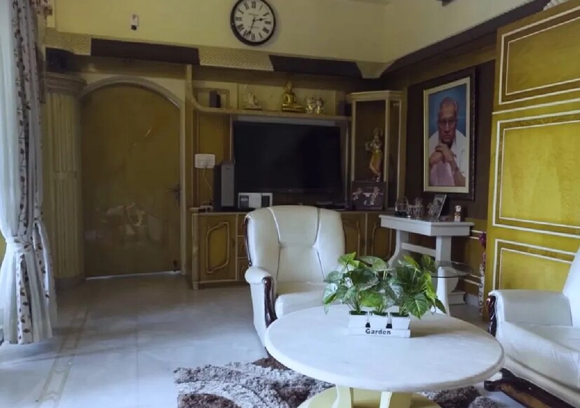 সৌরভের বাড়িতে রয়েছে ট্রফিঘর। ভারতীয় দলের অধিনায়কের বহু ট্রফি সেখানে সাজানো রয়েছে। 