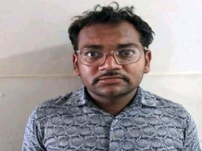 অভিযুক্ত, সহদেব সিং গোহিল, কচ্ছের বাসিন্দা এবং একজন স্বাস্থ্যকর্মী হিসাবে কাজ করতেন। সিনিয়র গুজরাত অ্যান্টি-টেররিজম স্কোয়াড (ATS) অফিসার কে সিদ্ধার্থ সাংবাদিকদের এই তথ্য জানিয়েছেন।