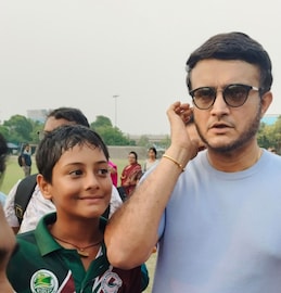 ১৩ বছরের ছেলের পিঠ চাপড়ে দিলেন সৌরভ! কী ব্যাপার? জেলায় চর্চা তাকে নিয়ে! ১৩ বছরের ছেলের পিঠ চাপড়ে দিলেন সৌরভ! কী ব্যাপার? জেলায় চর্চা তাকে নিয়ে!
