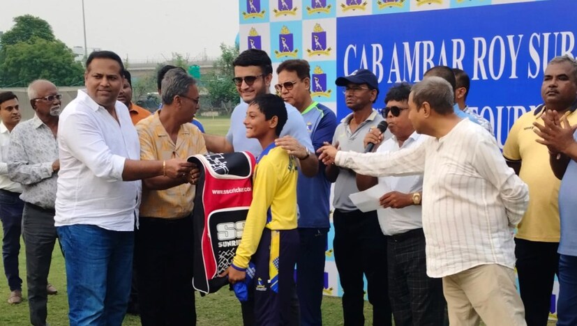 ৪৩ রানে হারিয়ে দেয় মেনল্যান্ড সম্বরণ ক্রিকেট একাডেমিকে। এই ম্যাচেই উপস্থিত ছিলেন ভারতের প্রাক্তন অধিনায়ক সৌরভ গঙ্গোপাধ্যায়। তিনি তরুণ ক্রিকেটারদের উৎসাহ দেন। প্রথমে ব্যাট করে নির্ধারিত ৪৫ ওভারে মোহনবাগান করে ২১১-৭। সুবর্ণ দে ১০৭ বলে ৬৬ এবং অরিত্র পাল ৪০ রানে অপরাজিত থাকে। জবাবে ১৬৮-৮ স্কোরে থেমে যায় সম্বরণ ক্রিকেট একাডেমি। সেদিন সৌরভ গঙ্গোপাধ্যায়ের হাত থেকে ম্যান অH দ্য ম্যাচের পুরস্কার নিয়ে এসেছে সুবর্ণ।