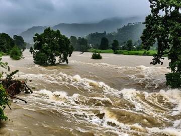 ভারী বৃষ্টিতে থমকে উদ্ধারকাজ