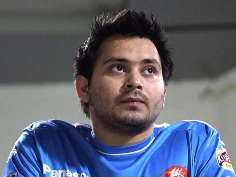 বর্তমানে যে দল দিল্লি ক্যাপিটালস নামে খেলছে একটা সময় আইপিএলে রাজধানীর দলের নাম ছিল দিল্লি ডেয়ার ডেভিলস। সেই দলেই প্রায় ৪ মরশুম ঘরে স্কোয়াডে ছিলেন তেজস্বী যাদব।