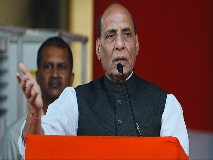  রাজনাথের সাফ বার্তা,' আপনারা সকলেই জানেন,কাল রাতে ভারতীয় সেনা তার অদ্ভূত শৌর্য আর পরাক্রমের পরিচয় দিয়ে একটা নতুন ইতিহাস রচনা করেছে। ভারতীয় সেনা সঠিকতা, সতর্কতা, সংবেদনশীলতা নিয়ে পদক্ষেপ করেছে।' প্রতিরক্ষামন্ত্রী বলেন,'আমরা যে লক্ষ্য স্থির করেছিলাম, তা ঠিক সময়ে পরিকল্পনামাফিক কার্যকরী করেছে।'তিনি বলেন,'কোনও নাগরিক ঠিকানা, জনগণকে একটুও প্রভাবিত হতে না দেওয়ার সংবেদনশীলতাও দেখিয়েছে সেনা।' (ANI Photo/