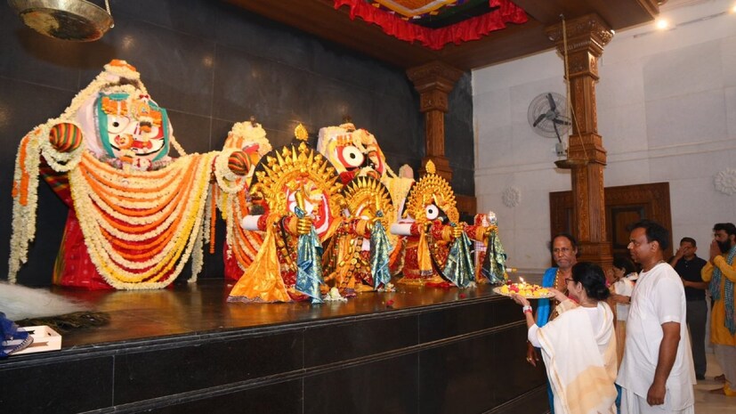  ওই সময় প্রাণপ্রতিষ্ঠা হয় রাধাকৃষ্ণের মূর্তিতেও। এরপর বেলা ৩টের কিছুক্ষণ পরে মুখ্যমন্ত্রীর হাত ধরে দ্বারোদঘাটন হয়।