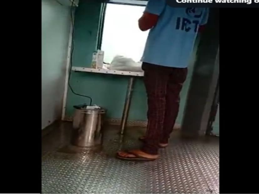 গার্ড কোচে বসে থাকা এক যাত্রী চা বানানোর এই অদ্ভুত দৃশ্যটি ক্যামেরায় তুলে নেন। যাত্রীটি আইআরসিটিসি কর্মচারীর এই অভিনব চা বানানোর ভিডিও করে তা সোশ্যাল মিডিয়ায় পোস্ট করে দেন। Image : X handle 