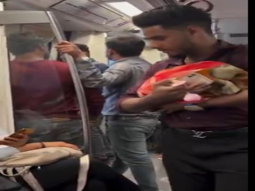 বসে থাকা এক তরুণীকে চোখের ইশারা করে জড়ানো কম্বলের দিকে দেখিয়ে এস্ককিউজ মি বলেন ছেলেটি। বুঝিয়ে দেন তাঁর সঙ্গে একটি বাচ্চা রয়েছে এবং তাঁকে বসতে জায়গা দেওয়ার জন্য। বেচারা মেয়েটিও কিছু না বলেই সহানুভূতি দেখিয়ে তৎক্ষণাৎ সিট থেকে উঠে পড়েন। লোকটি কালবিলম্ব না করে ওই মুহূর্তেই তরুণীর ছেড়ে দেওয়া সেই আসনে বসে পড়েন।