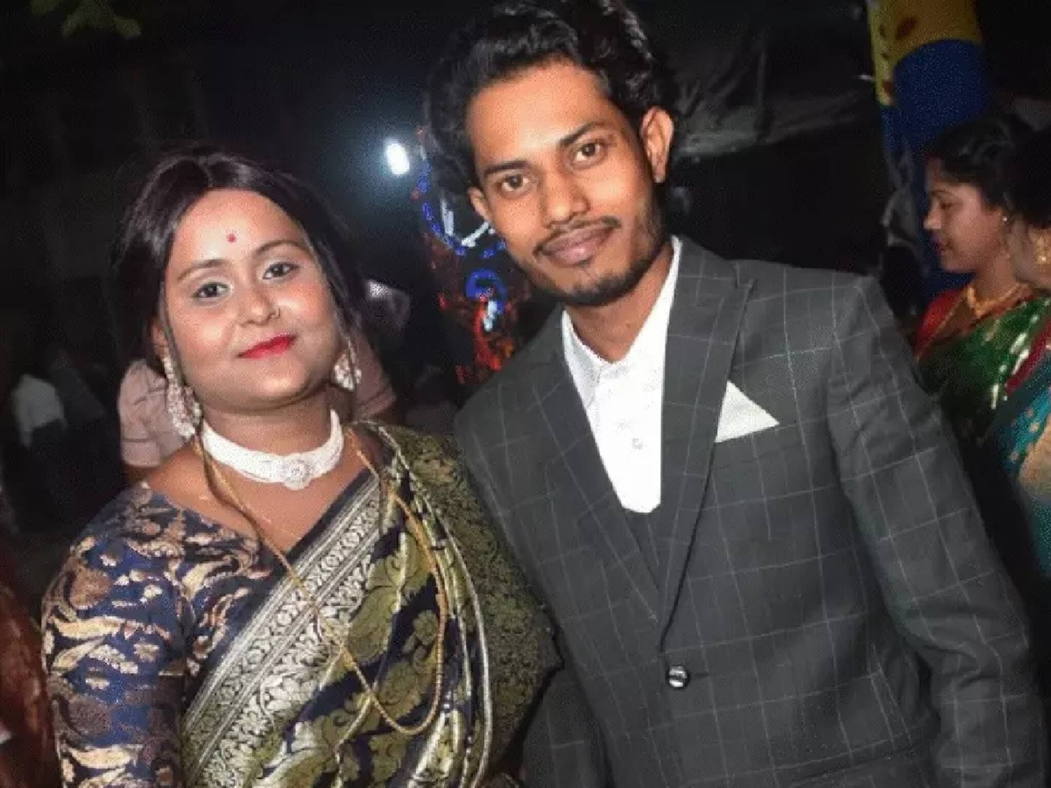 সিঁথি ভরল সিঁদুরে,দেহ সাজল বেনারসিতে!কথা রাখল সাগর, কিন্তু...!হাওড়ার এই প্রেমকাহিনী জানুন