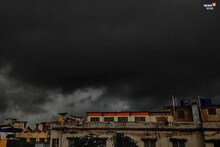 ছাতা ছাড়া বাড়ি থেকে একদম বেরবেন না! প্রকট হচ্ছে নিম্নচাপ! যখন-তখন ঝেঁপে নামবে বৃষ্টি!