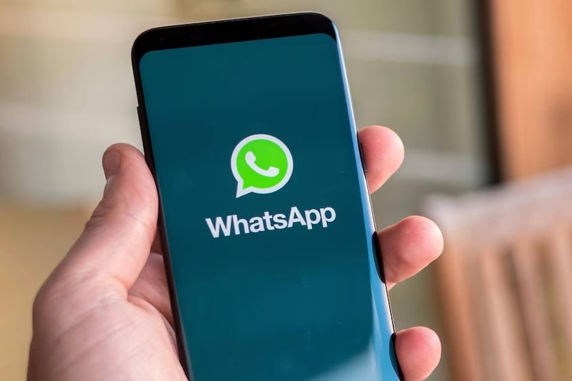 চ্যাটের জন্য WhatsApp AI Wallpapers: কীভাবে এটি কাজ করে? চলতি সপ্তাহে WaBetaInfo-র একটি পোস্টে এই ফিচারের বিষয়ে বিশদ তথ্য প্রকাশ্যে এসেছে। সেখানে ওই টিপস্টারের তরফে জানানো হয়েছে যে, আসন্ন সময়ে নতুন টুল এসে যাওয়া উচিত। অনেক ব্যবহারকারী আসলে সবুজ অথবা কালো রঙের চ্যাট ব্যাকগ্রাউন্ড নিয়ে একঘেয়ে বোধ করেন, তাই এই Meta AI ফিচার আপগ্রেড তাঁদের জন্য অত্যন্ত ভাল হবে।  