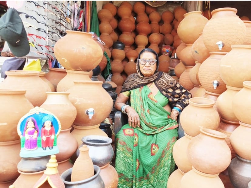 সাধারণ বিশ্বাস, মাটির পাত্র সংসারে ইতিবাচকতা নিয়ে আসে। এর ফলে বাড়ি থেকে নেতিবাচক শক্তি চলে যায় এবং ঘরে সমৃদ্ধি বজায় থাকে। এটাও বলা হয় যে এর ফলে মা লক্ষ্মীর আশীর্বাদ অক্ষুণ্ণ থাকে। বিশেষ বিষয় হল, যদি এটি সঠিক দিকে স্থাপন করা হয়, তাহলে আরও সুফল পাওয়ার যায়।