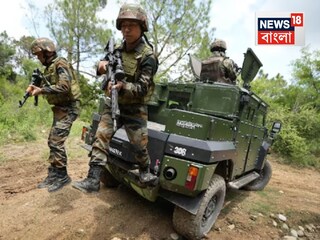Soldiers arrive for a mock drill in an armored vehicle in Jammu’s Nowshera. (IMAGE: AP PHOTO)