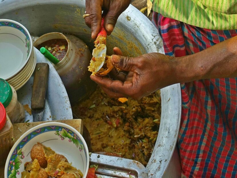 যাদের হজম দুর্বল বা পেটের সমস্যা রয়েছে, তাঁদের জন্য বর্ষায় ফুচকা খাওয়া একেবারেই ঠিক নয়। তার পরিবর্তে ঘরে তৈরি স্বাস্থ্যকর স্ন্যাক্স যেমন- ভাজা মাখনা, চিনে বাদাম, কিংবা অঙ্কুরিত ডাল খেতে পারেন।