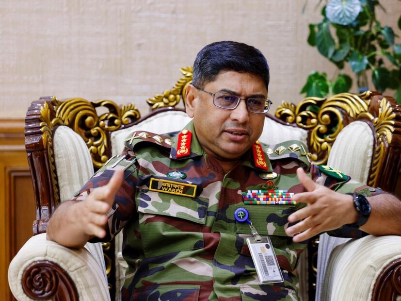 ইউনূস নির্বাচন পরিচালনা করছেন না৷ নাহিদ বলেন, ‘‘আমরা চাই ইউনূস জাতীয় ঐক্যের জন্য দৃঢ় থাকুন এবং দেশের ভবিষ্যতের জন্য সংস্কার বাস্তবায়ন করুন।’’ তবে, ইউনূস স্পষ্ট করে বলে দিয়েছেন যে, যদি রাজনৈতিক দলগুলি তাঁর উপরে আস্থা ও সমর্থন না জানায়, তাহলে তিনি এই পদে থাকার কোনও মানে দেখছেন না।