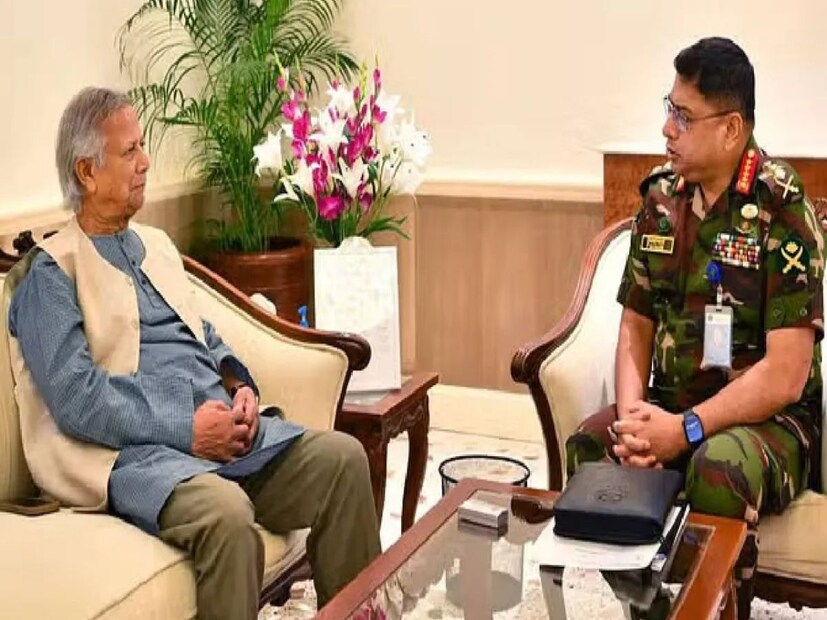 গত বুধবার, সে দেশের সেনাপ্রধান জেনারেল ওয়াকার-উজ-জামান তাঁর অফিসারদের সাথে এক বৈঠকে বলেছেন যে সেনাবাহিনী কোনও ধরনের 'রক্তাক্ত করিডোর' সহ্য করবে না। তিনি জোর দিয়ে বলেন যে, দেশে যত তাড়াতাড়ি সম্ভব নির্বাচন অনুষ্ঠিত হওয়া উচিত এবং ভবিষ্যতের সিদ্ধান্ত নেওয়া উচিত একটি নির্বাচিত সরকারের। সূত্রের খবর, গুরুত্বপূর্ণ সিদ্ধান্ত নেওয়ার সময় অন্তর্বর্তিকালীন সরকার সশস্ত্র বাহিনীর সাথে পরামর্শ না করায় সেনাপ্রধান ক্ষুব্ধ।