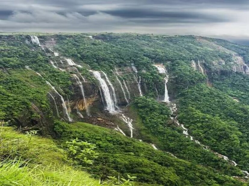 এই ট্রিপে ভারতের গুয়াহাটি, শিলং, চেরাপুঞ্জি এবং ভুটানের থিম্পু, পুনাখা এবং পারো কভার করা হবে। প্রথম গন্তব্য হবে গুয়াহাটি, যেখানে পর্যটকরা কামাখ্যা মন্দির পরিদর্শন করবেন। এর পরে শিলংয়ের উমিয়াম লেকে সূর্যাস্ত দেখা হবে। পরের দিন চেরাপুঞ্জির সেভেন সিস্টার্স ফলস, নোহখালিকাই এবং এলিফ্যান্ট ফলস এবং মাওসমাই গুহাগুলির মতো দর্শনীয় জায়াগাগুলিও থাকবে দ্রষ্টব্য স্থানের তালিকায়। শিলংয়ে আরও একদিন থেকে স্থানীয় দর্শনীয় স্থানগুলি দেখে, তারপর ব্রহ্মপুত্র নদে থাকবে সূর্যাস্ত ক্রুজ উপভোগ করার ব্যবস্থা। এরপর ট্রেনটি হাসিমারা স্টেশনে যাবে, যা ভুটান সীমান্তের কাছে অবস্থিত।