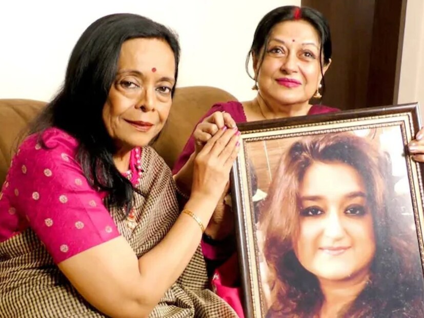 মৌসুমি তাঁর জামাইয়ের বিরুদ্ধে অভিযোগ তুলেছিলেন যে, তিনি তাঁকে তাঁর মেয়ের সাথে দেখা করতে দিচ্ছেন না। তিনি বলেন যে, তিনি তাঁর মেয়ের কষ্ট দেখতে পারছেন না এবং তাঁর শান্তিপূর্ণ মৃত্যুর জন্য ঈশ্বরের কাছে প্রার্থনা করছেন। সেই সময় তিনি জানিয়েছিলেন, ‘‘আমার মেয়েটা খুব মিষ্টি ছিল৷ কিন্তু যে যন্ত্রণা ওকে ভোগ করতে হচ্ছিল, তা অসহনীয়।’’