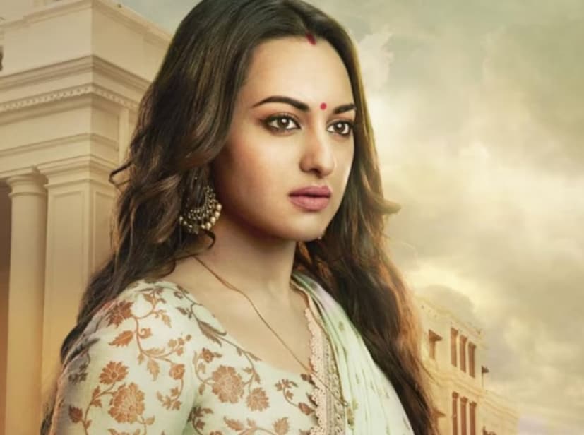  'দাবাং', 'লুটেরা'-এর মতো ছবিতে সোনাক্ষী সিনহা তার ছাপ ফেলেছেন। 'হীরামন্ডি' ছবিতে ফরিদানের চরিত্রে অভিনয় করে তিনি মানুষের মন জয় করেছেন। পরবর্তীতে তাকে 'নিকিতা রায়' নামে একটি ভৌতিক ছবি দেখা যাবে। ছবির প্রচারে সময়, অভিনেত্রী এক এমন ঘটনার কথা উল্লেখ করলেন, যা সকলের গায়ে কাঁটা দেবে! 