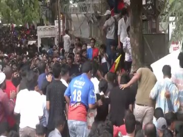 আরসিবি-র বিজয়োৎসবে ২ লক্ষ ফ্যানের জায়গায় জমায়েত হল ৬ লক্ষ মানুষের, তারপর হাহাকার আরসিবি-র বিজয়োৎসবে ২ লক্ষ ফ্যানের জায়গায় জমায়েত হল ৬ লক্ষ মানুষের, তারপর হাহাকার